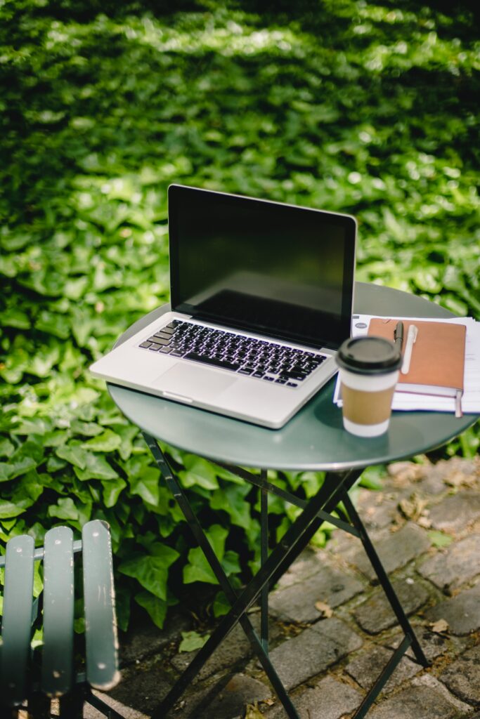 Ein Laptop auf einem Gartentisch