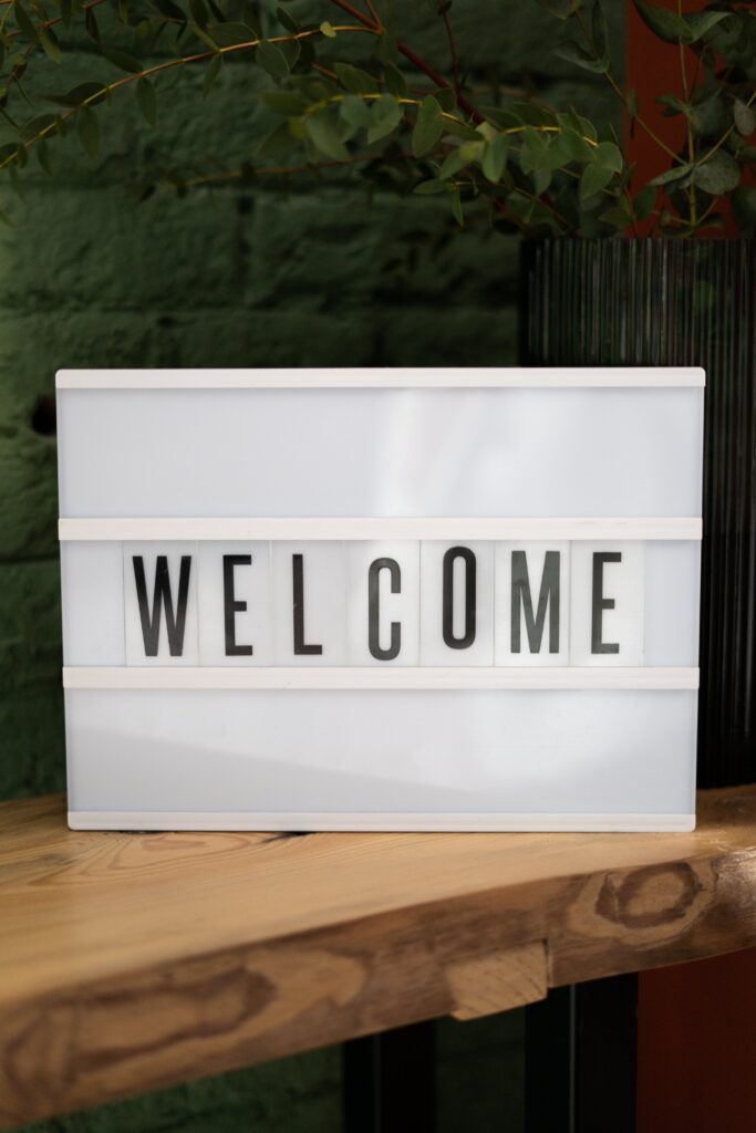 Ein Schild mit der Aufschrift "Welcome"